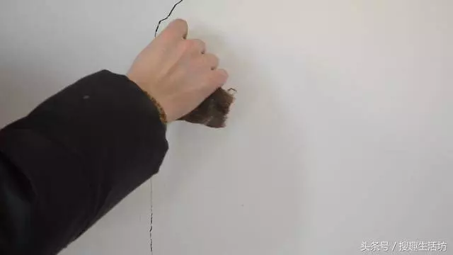 白牆上有裂縫了怎麼辦?教你一招,3分鐘裂縫自動消失!