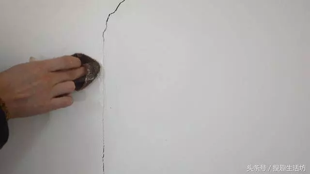 白牆上有裂縫了怎麼辦?教你一招,3分鐘裂縫自動消失!