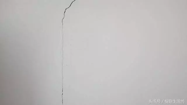 白牆上有裂縫了怎麼辦?教你一招,3分鐘裂縫自動消失!
