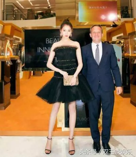 這兩個女人都愛鹿晗,卻偶然撞衫了,從這一點就看出了差距