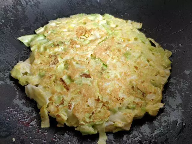 這種餅不用和面,拌一拌,煎一下,做早餐連吃一周也不膩