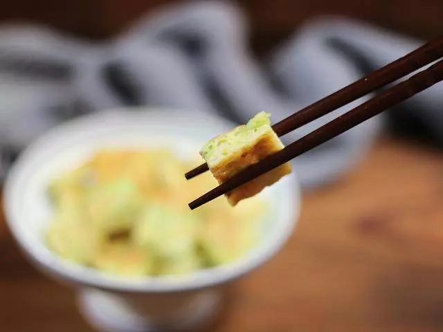 這種餅不用和面,拌一拌,煎一下,做早餐連吃一周也不膩