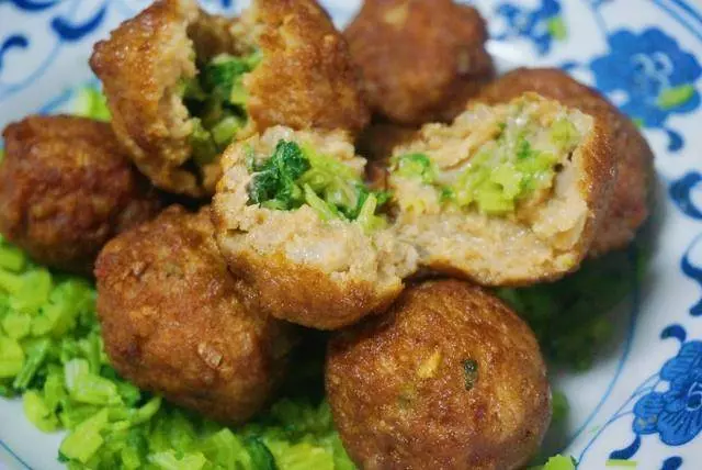 這個肉丸子夾餡兒,有菜有肉,好吃不膩,關鍵一學就會