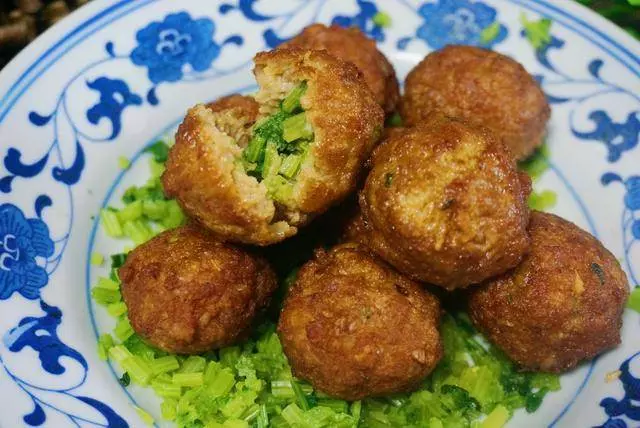這個肉丸子夾餡兒,有菜有肉,好吃不膩,關鍵一學就會