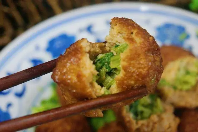 這個肉丸子夾餡兒,有菜有肉,好吃不膩,關鍵一學就會