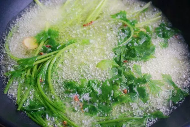 這個肉丸子夾餡兒,有菜有肉,好吃不膩,關鍵一學就會