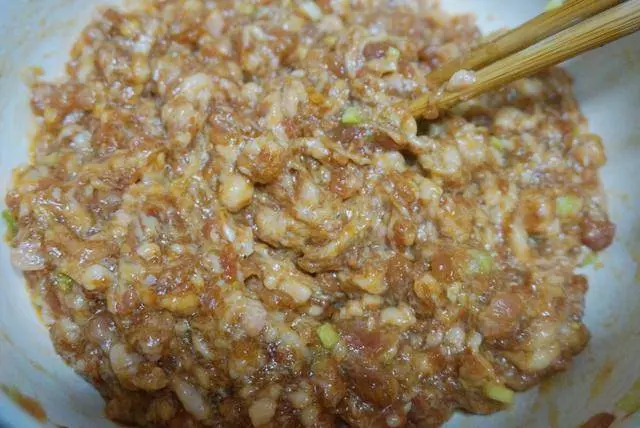 這個肉丸子夾餡兒,有菜有肉,好吃不膩,關鍵一學就會