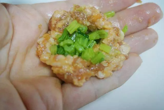 這個肉丸子夾餡兒,有菜有肉,好吃不膩,關鍵一學就會