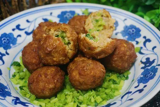 這個肉丸子夾餡兒,有菜有肉,好吃不膩,關鍵一學就會