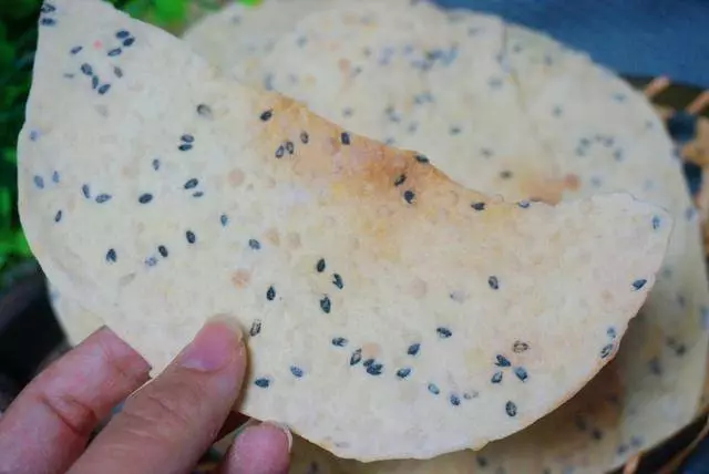 這個薄餅香又脆,和面不放一滴水,大人孩子搶著吃