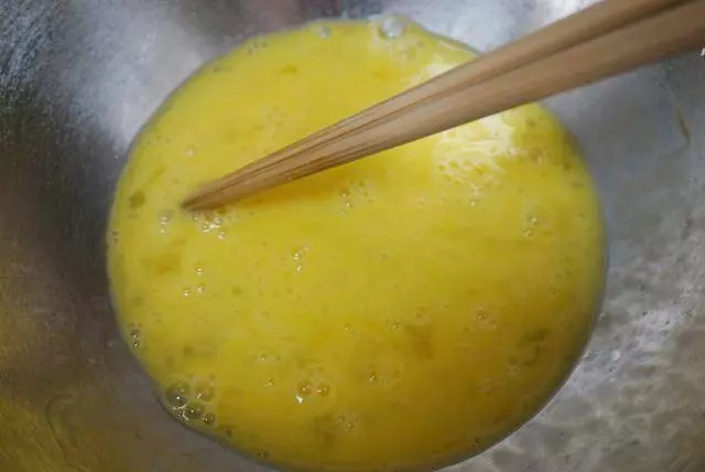 這個薄餅香又脆,和面不放一滴水,大人孩子搶著吃
