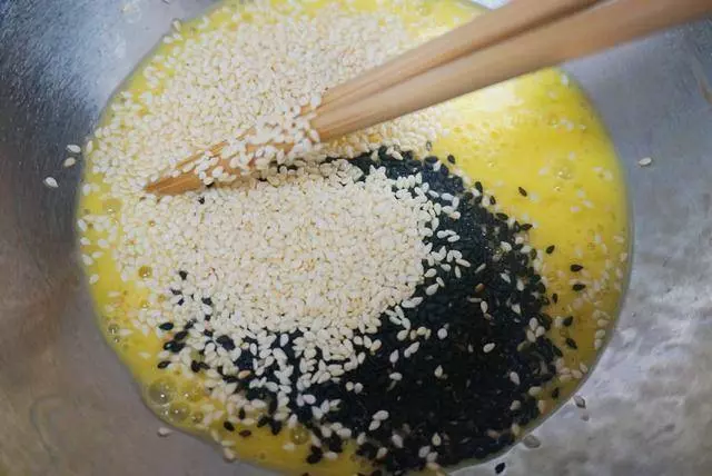 這個薄餅香又脆,和面不放一滴水,大人孩子搶著吃