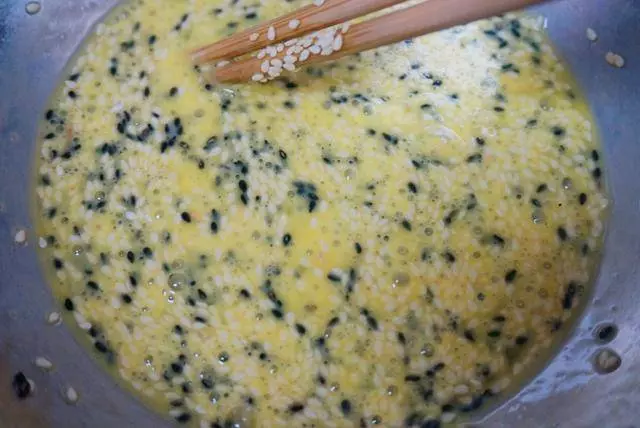 這個薄餅香又脆,和面不放一滴水,大人孩子搶著吃