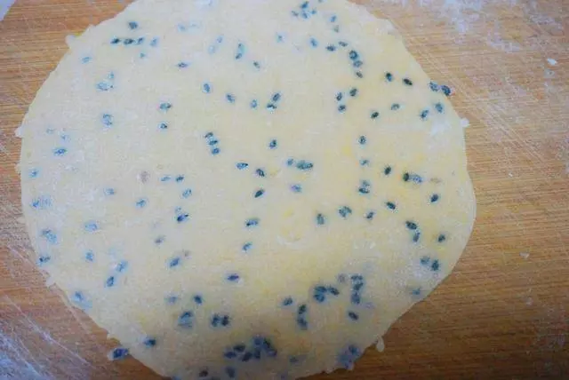 這個薄餅香又脆,和面不放一滴水,大人孩子搶著吃
