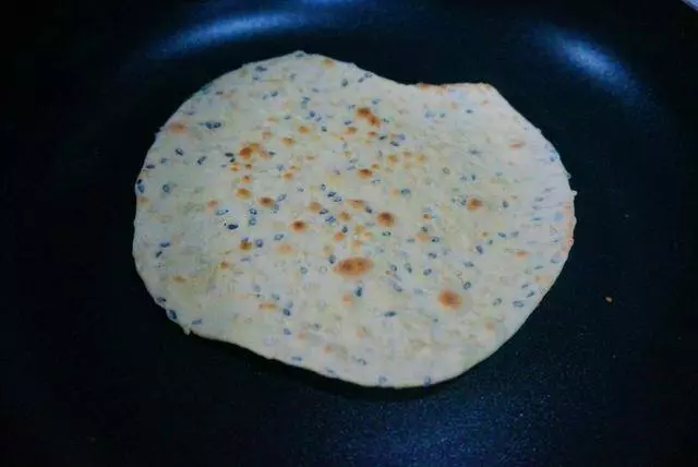 這個薄餅香又脆,和面不放一滴水,大人孩子搶著吃
