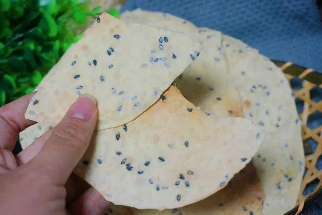 這個薄餅香又脆,和面不放一滴水,大人孩子搶著吃