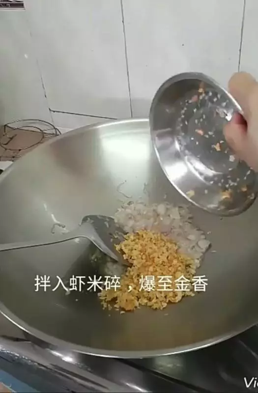 《 簡易芋頭糕 》古老的配方，隨手易取，易記得，成品又贊，光看都流了滿地的口水，真香，好想吃哦！