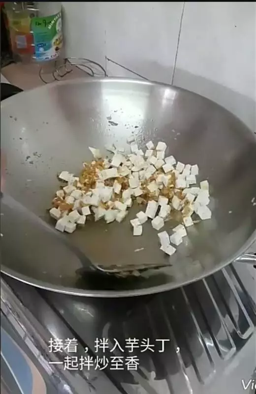 《 簡易芋頭糕 》古老的配方,隨手易取,易記得,成品又贊,光看都流了滿地的口水,真香,好想吃哦!