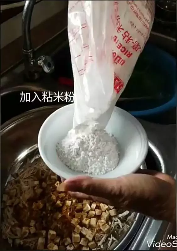 《 簡易芋頭糕 》古老的配方，隨手易取，易記得，成品又贊，光看都流了滿地的口水，真香，好想吃哦！