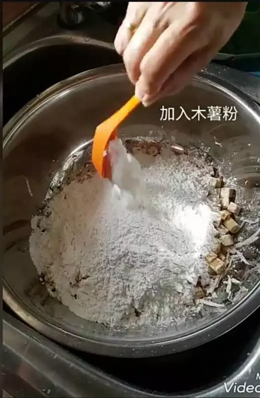 《 簡易芋頭糕 》古老的配方，隨手易取，易記得，成品又贊，光看都流了滿地的口水，真香，好想吃哦！