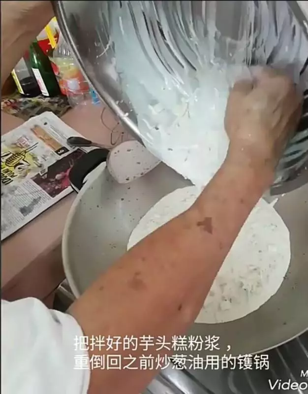 《 簡易芋頭糕 》古老的配方，隨手易取，易記得，成品又贊，光看都流了滿地的口水，真香，好想吃哦！