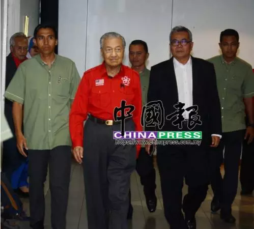 首相:現須償還國債 「非調高最低薪金時機」