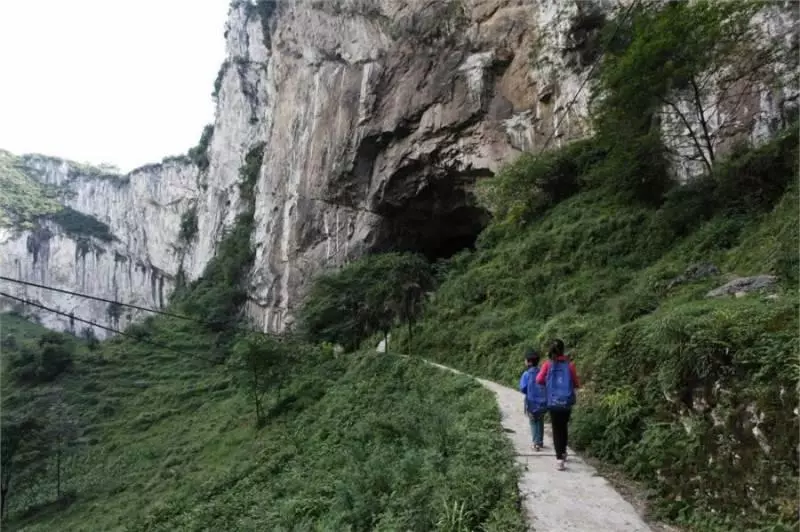 溶洞旁居住著8戶32人,這64年沒出過村過著半隱居的世外桃源生活