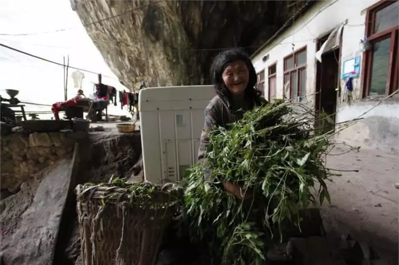 溶洞旁居住著8戶32人,這64年沒出過村過著半隱居的世外桃源生活