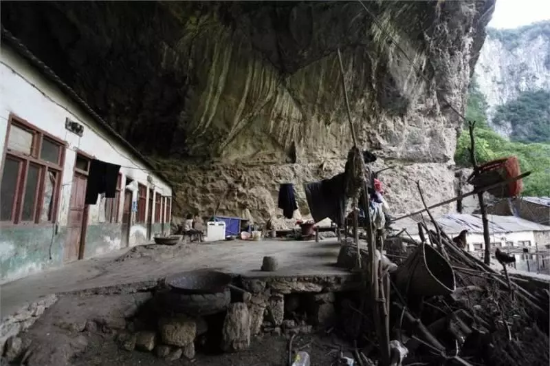 溶洞旁居住著8戶32人,這64年沒出過村過著半隱居的世外桃源生活