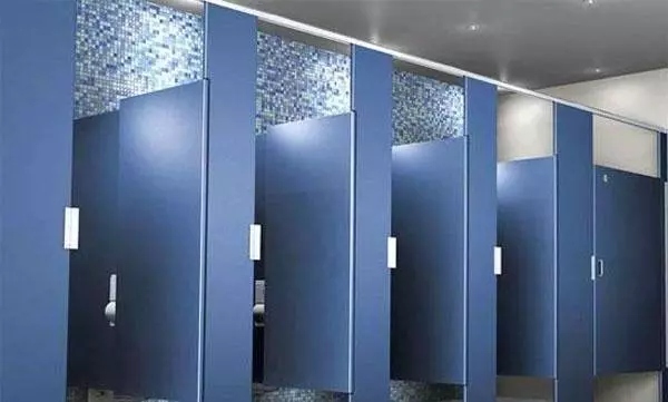 為什麼「公廁」底下的縫隙這麼大?可不是要讓變態方便偷看,而是因為這些「貼心」原因