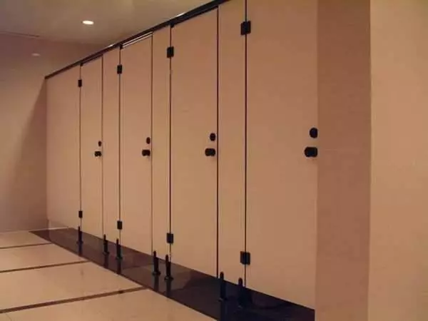 為什麼「公廁」底下的縫隙這麼大?可不是要讓變態方便偷看,而是因為這些「貼心」原因