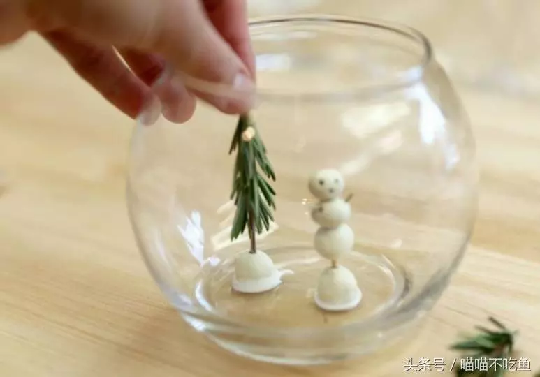 玻璃杯里放幾顆奶糖,再倒進雪碧,一場美麗的雪景將為你呈現