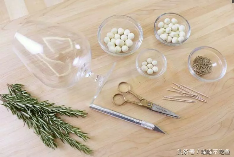 玻璃杯里放幾顆奶糖,再倒進雪碧,一場美麗的雪景將為你呈現