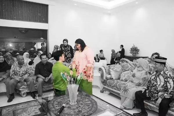網友酸印尼女孩「配不上男友」 她曬「結婚家族照」時酸民全閉嘴