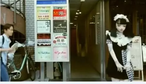女子扮成「芭比娃娃」上街,路人紛紛不敢靠近,網友:真人版機器人