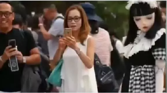 女子扮成「芭比娃娃」上街,路人紛紛不敢靠近,網友:真人版機器人