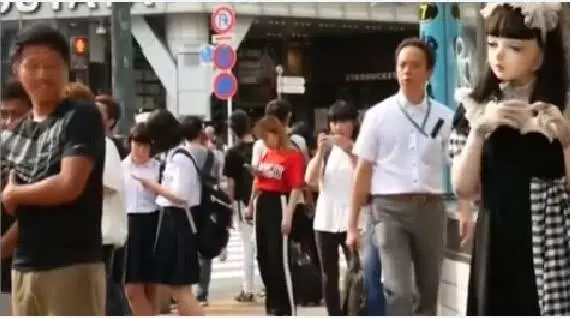 女子扮成「芭比娃娃」上街,路人紛紛不敢靠近,網友:真人版機器人