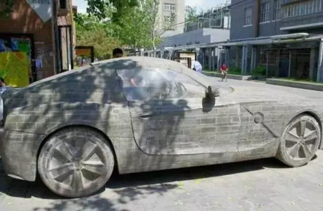 窮光蛋花5年磨出「BMW石頭車」內裝也超逼真,BMW總公司得知後「送一台真的給他」
