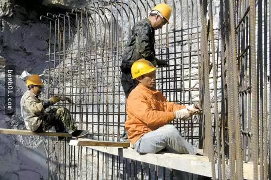 網友發問「工地工人VS健身的人打架誰會贏」,鄉民的神回覆一語道破兩者的差異啊