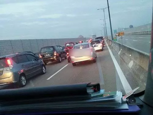 辛苦了新山關卡羅厘車龍動彈不得