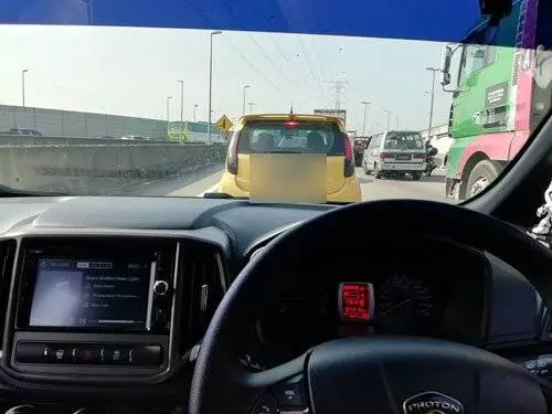 辛苦了新山關卡羅厘車龍動彈不得