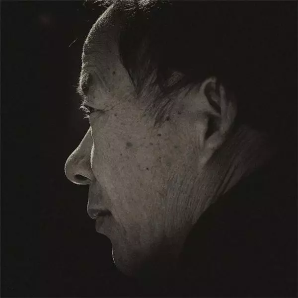 老婆出車禍過世,但每個月依然有人往她銀行裡匯錢,知道原因後我怒砸遺像!