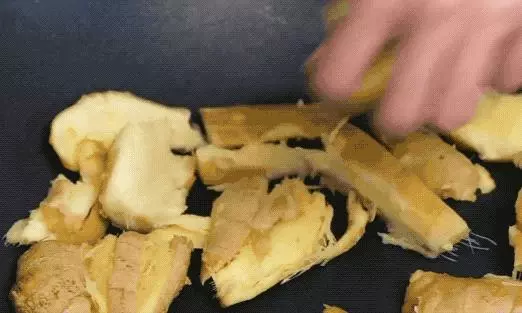 臺灣經典麻油雞,老阿公幾十年的做法,一滴水不放、放點它,每次出鍋就被搶光了!