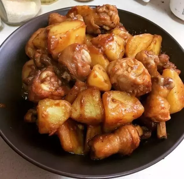 雞腿和土豆這樣做,色澤金黃流口水,大人小停不了嘴!