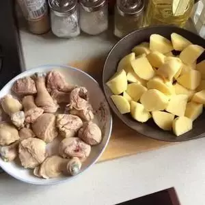 雞腿和土豆這樣做,色澤金黃流口水,大人小停不了嘴!