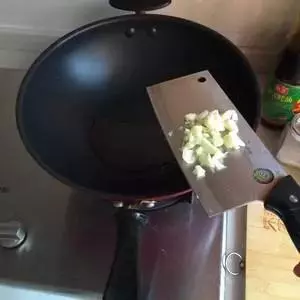 雞腿和土豆這樣做,色澤金黃流口水,大人小停不了嘴!