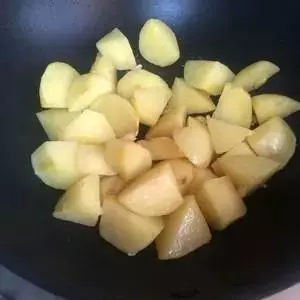 雞腿和土豆這樣做,色澤金黃流口水,大人小停不了嘴!