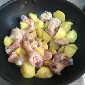 雞腿和土豆這樣做,色澤金黃流口水,大人小停不了嘴!
