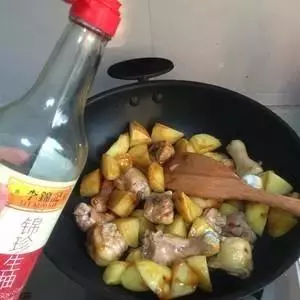 雞腿和土豆這樣做,色澤金黃流口水,大人小停不了嘴!