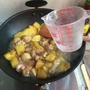 雞腿和土豆這樣做,色澤金黃流口水,大人小停不了嘴!